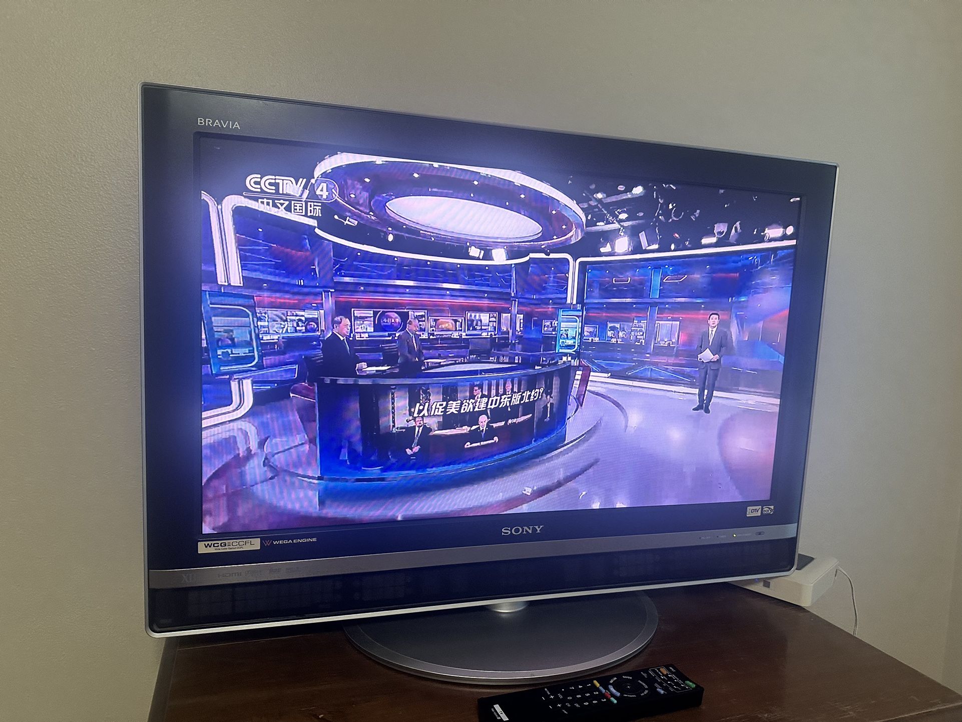 32” Sony Bravia KDL-V32XBR1 TV LCD TV Retro Gaming Excellent Condition W remote