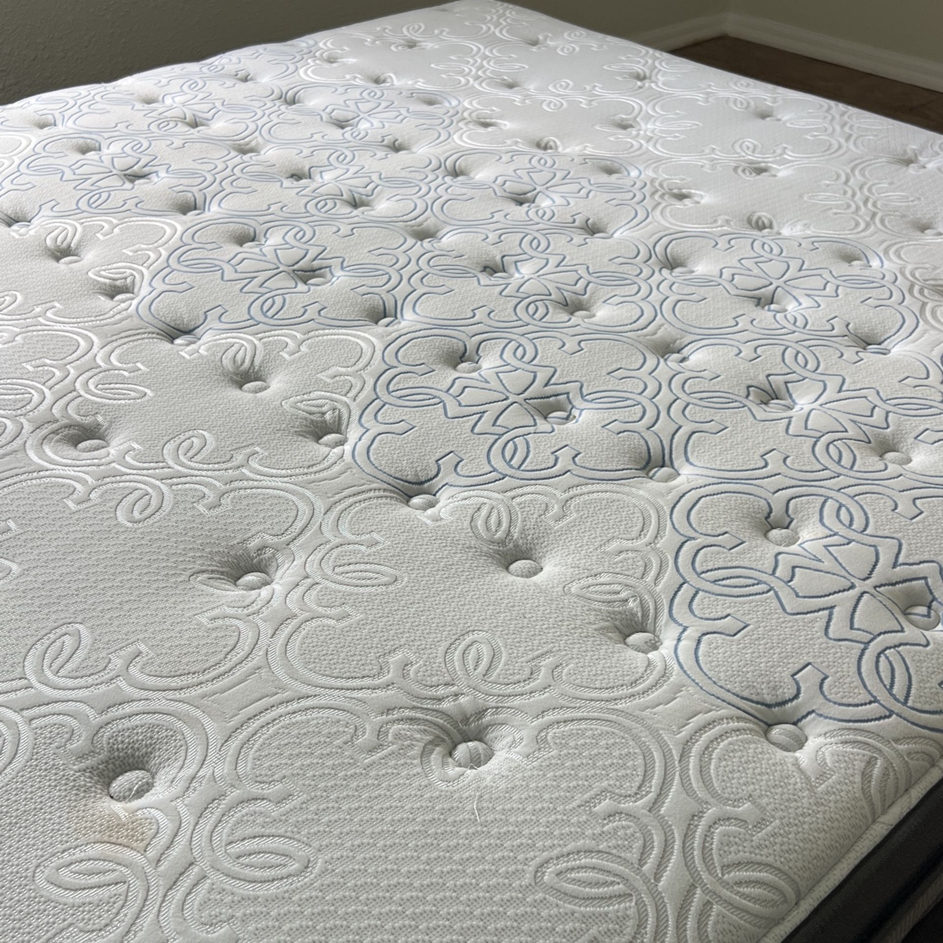 Queen Size , Sealy posturepedic Like New Mattress