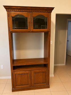 Large central hutch and 2 side towers/cabinets