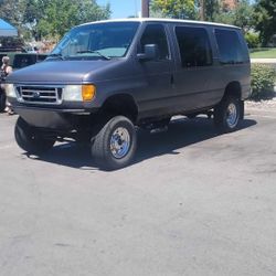 2003 Ford E350 4x4 Handicap Equipped