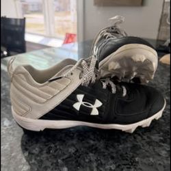 Like New Youth Size 6Y Softball/Baseball Spikes Under Armour Cleats $35