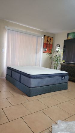 VERY NICE LIKE NEW QUEEN SIZE SERTA MATTRESS AND BOXSPRING FOR SALE! IN GREAT CONDITION! FREE DELIVERY