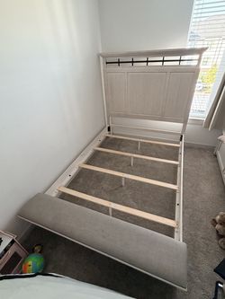 Queen size bed with dresser & mirror