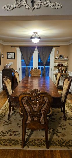 Beautiful Dinning Room Table and Chairs