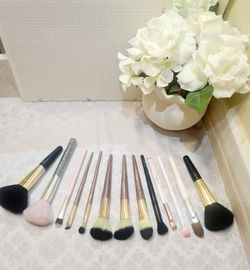 Lot Of 13 Makeup Brushes