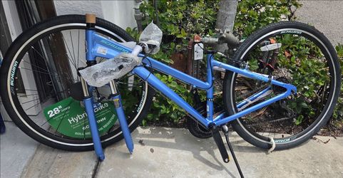 Brand New Bike Schwinn 28" Alloy/aluminum no seat or peddles OBO