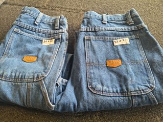 Big New Supply of Men's Denim Jeans For Sale/
Gran lote nuevo de pantalones vaqueros para hombre a la venta