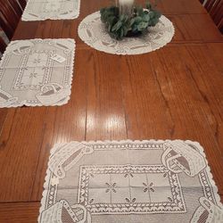 ✨ Liechtenstein Lace Placemats Set – 4 New w/ Tags + 20” Centerpiece (Ecru)