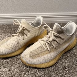 Adidas Yeezy 9.5 (almost New)
