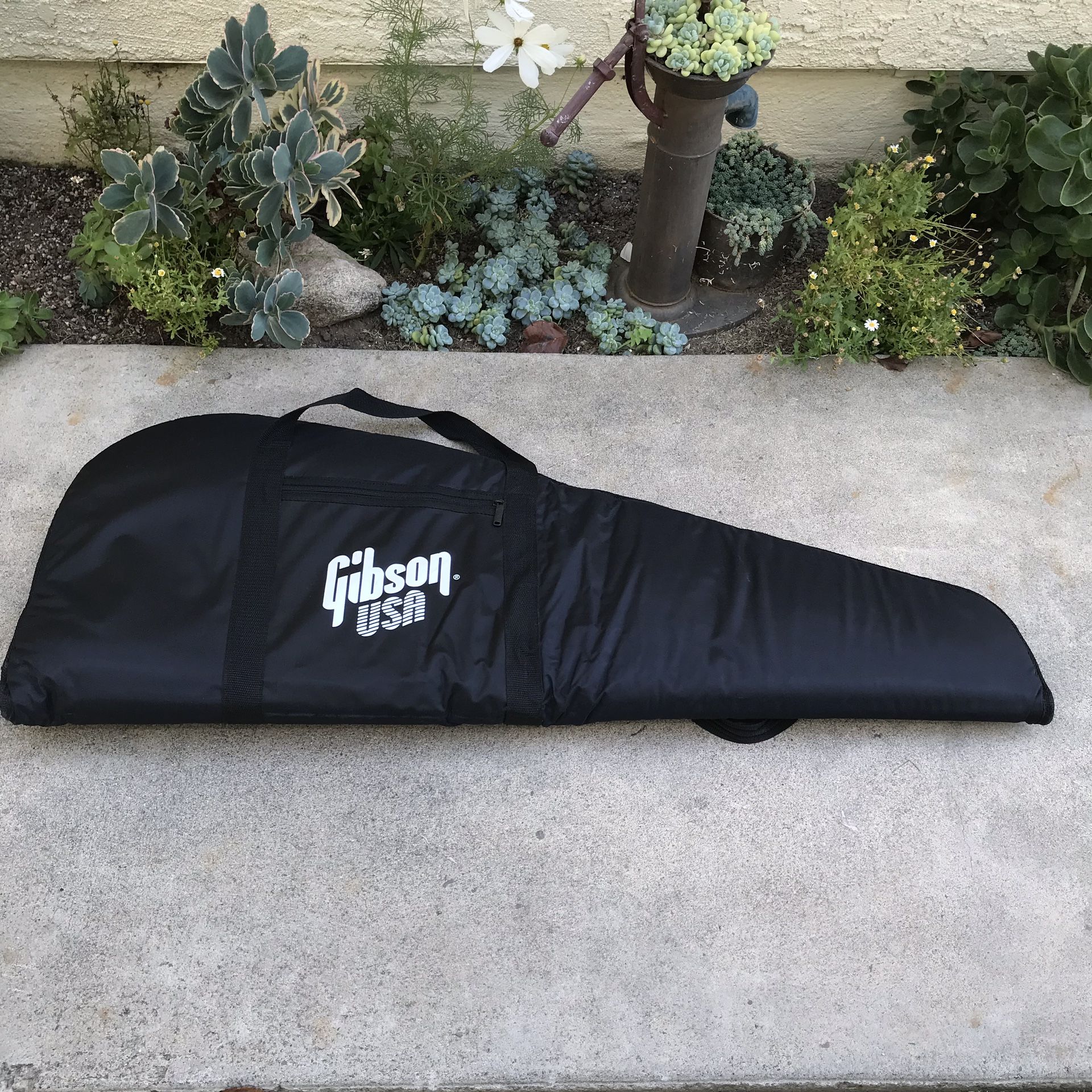 Gibson Soft Guitar Case With Handles and a shoulder strap and a pocket for storage green velvet interior