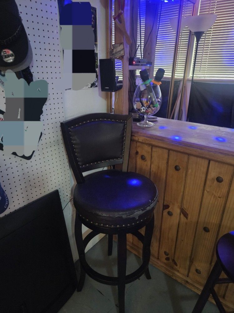 2 bar stools free