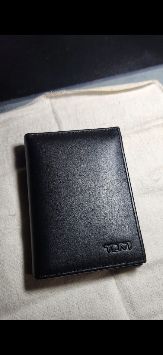 TUMI black Leather ID Trifold 