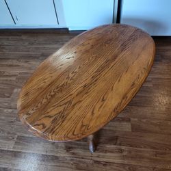 $25 - Oak Coffee Table In Like New Condition