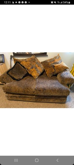 Love Seat And Large Chase Lonunge 