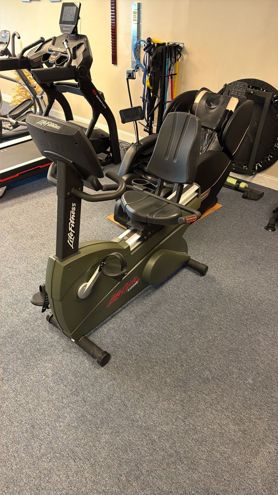 Life Fitness 9500HR LifeCycle Recumbent Bike (Commercial Grade)