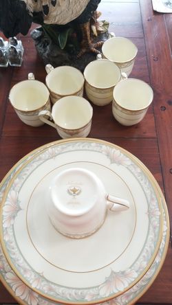 Noritake Vintage Bone China Barrymore 8 Pieces Dinner plates, 8 salad plates, 7 cups