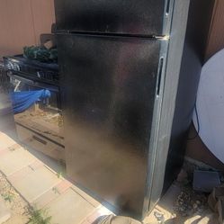 Black Fridge  and Stove. Wash Dishes  $400  Little Used  Look Like New. 
