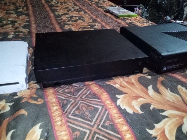 Xboxes (2)/ Xbox Game / Nintendo Wii