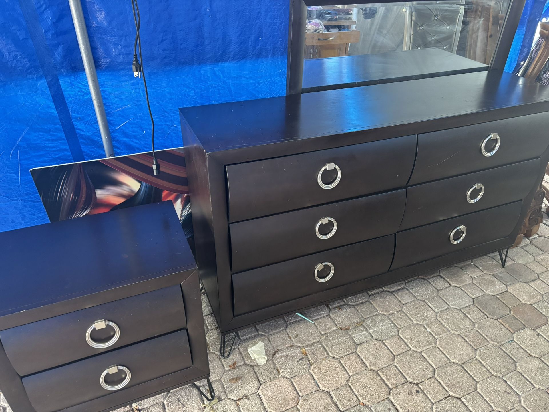 gresser whit mirror and one end table
