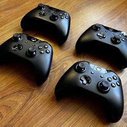 4 Xbox One Controllers (no battery packs)