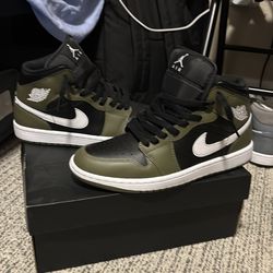 Air Jordan 1 Mid Size 8.5 – Barely Worn With Box