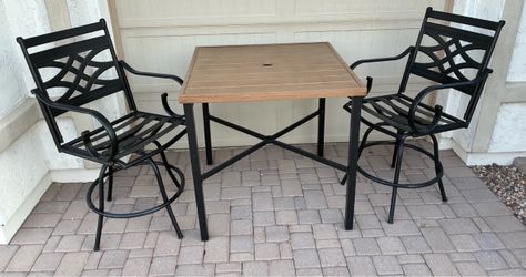 Outdoor patio bar table and swivel barstools excellent shape