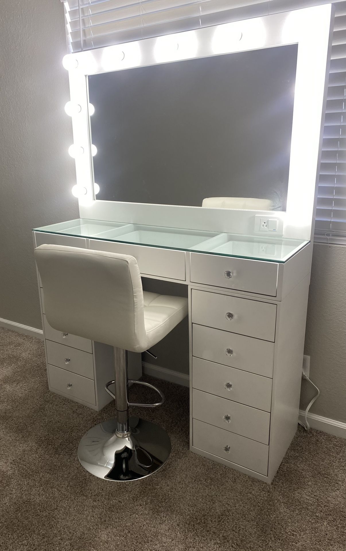 White Vanity w/Lights and Drawers w/ Stool