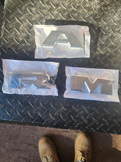 Grilled Emblem Name RAM Crome