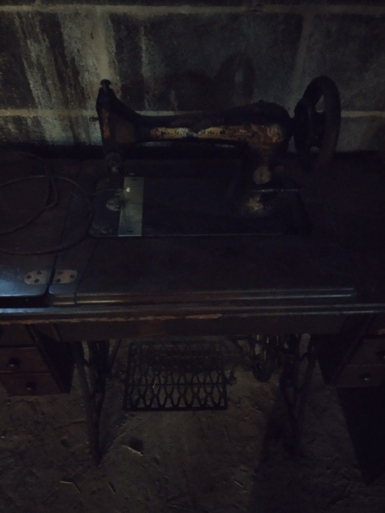 Antique Singer Sewing Machine And Cabinet