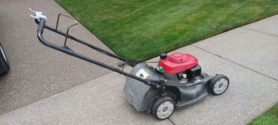 Honda hrx 217 self-propelled lawn mower. Starts easy runs perfect. No bag