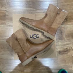 Womens UGG Short Romely Tan Boots Size 10 NEW