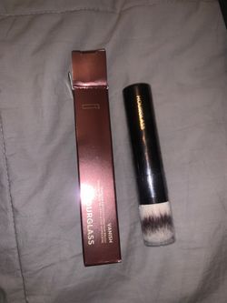 Hourglass foundation brush