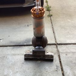 Dyson vacuum cleaner works perfect never lose section very good condition