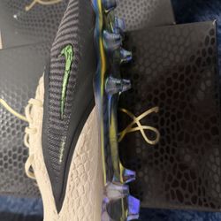 KOBE CLEATS LOW TOPS 