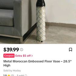 2 BRAND NEW N THE BOX VASES