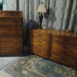 Beautiful Solid Wood Matching 2pc Vintage Dresser Set, Very Nice Condition 