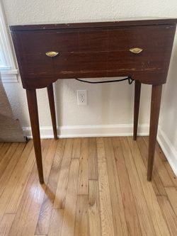 Mid Century Modern (MCM) Vintage Singer Sewing Machine