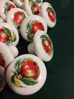 Apple cabinte knobs