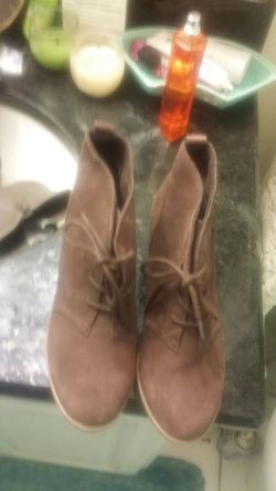 Minotonka new con, sz7 wedge suede