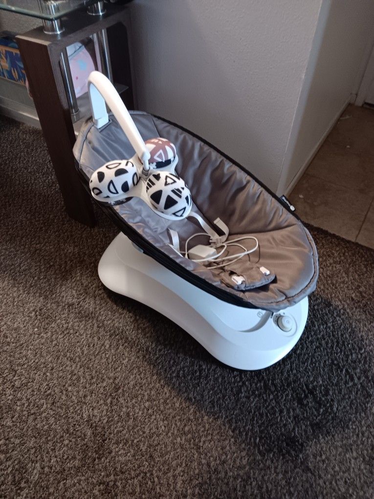 4 mom's baby swing/ crib with new mattress