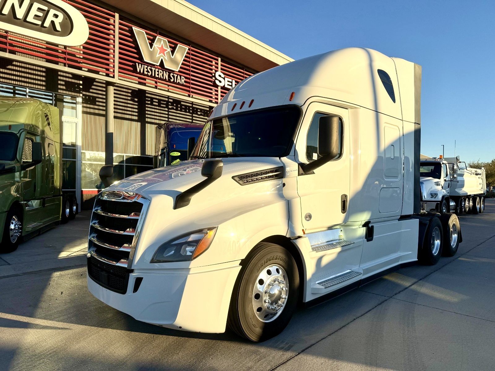 2020 FREIGHTLINER CASCADIA - DD15 - 455HP INVERTER & FRIDGE - SELLING ASAP!