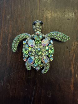 Vintage Sea turtle brooch with multicolored rhinestones