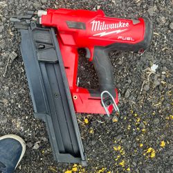 Milwaukee M18 FUEL 21 Degree Framing Nailer