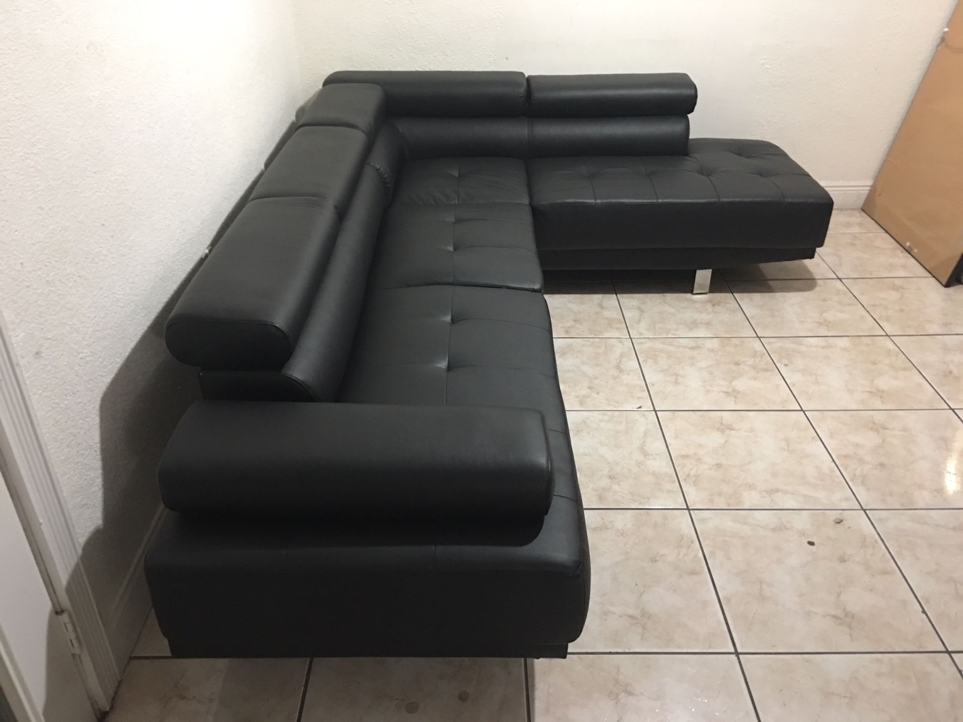 Black leather 2-piece right hand facing sectional sofa set