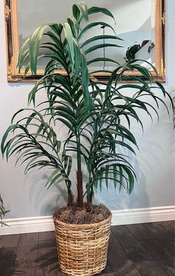 Artificial palm tree 5’ tall with basket