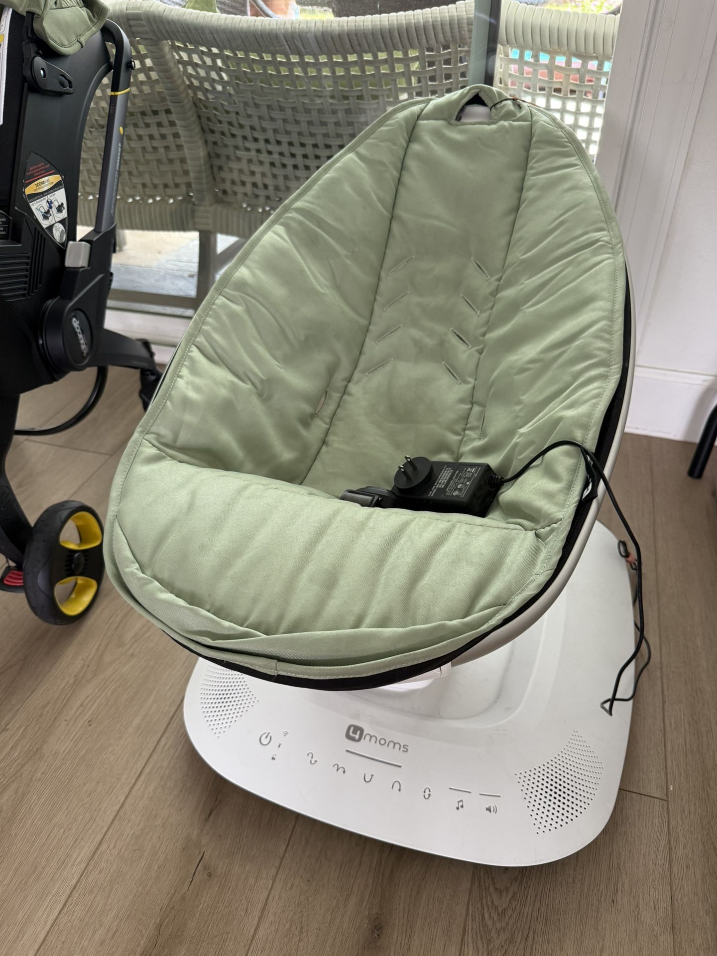4 Moms Mamaroo Baby Swing 