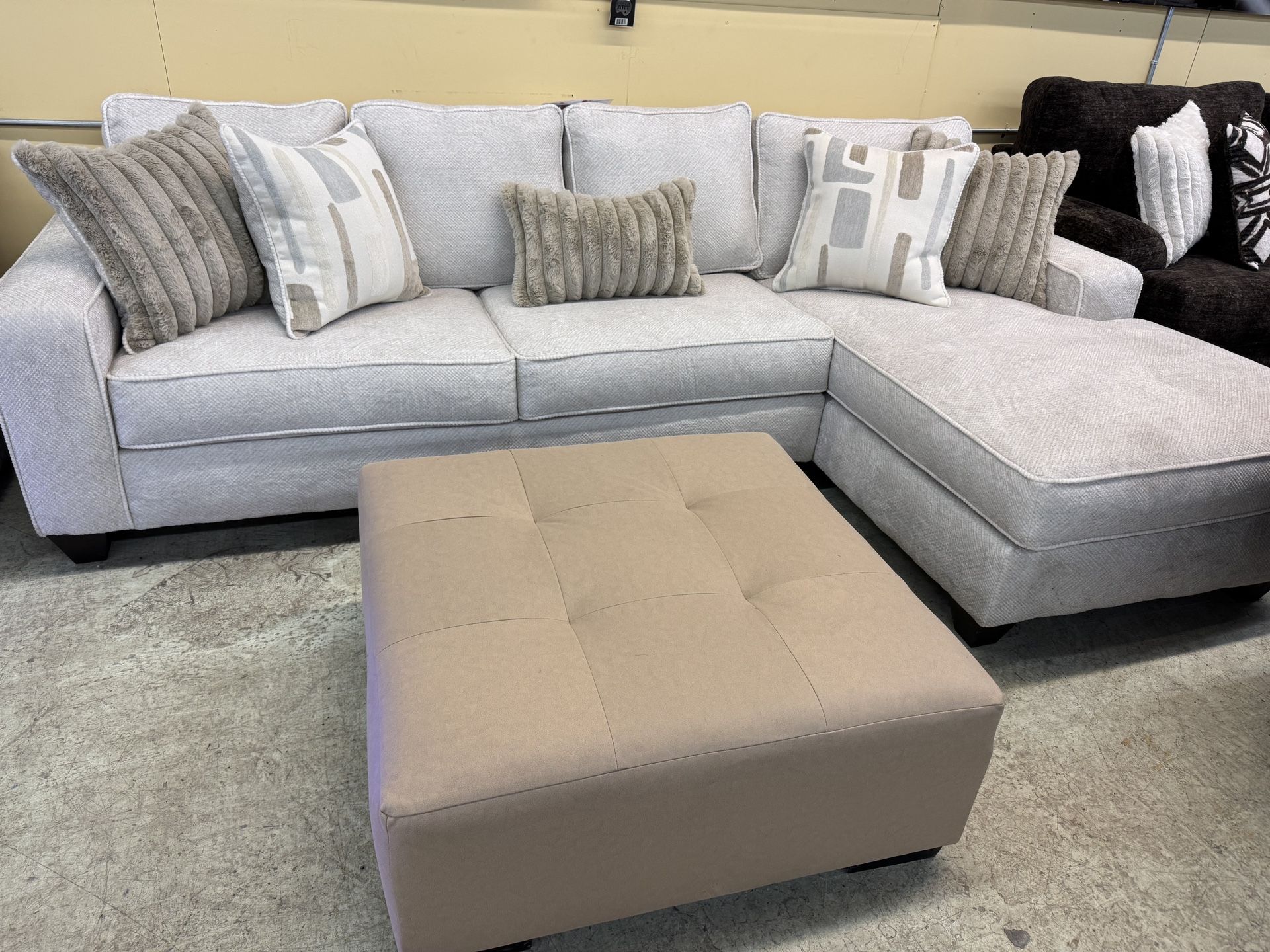 Cozy stylish sectional With Pillows And Ottoman!!
