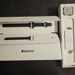 Space Gray Apple Watch SE 44mm Supports LTE