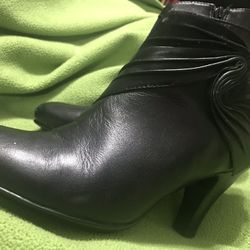 Softi Black Leather Boots Size 7 