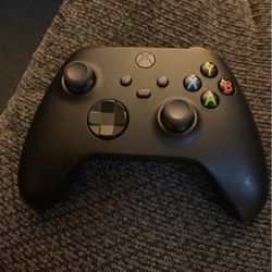 Xbox one X  controller brand new nothings wrong  woth it i just hardly dont pmay the game anymore n i need this gone ASAP!!